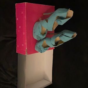 Cute teal heals , everything must go!! Size 11